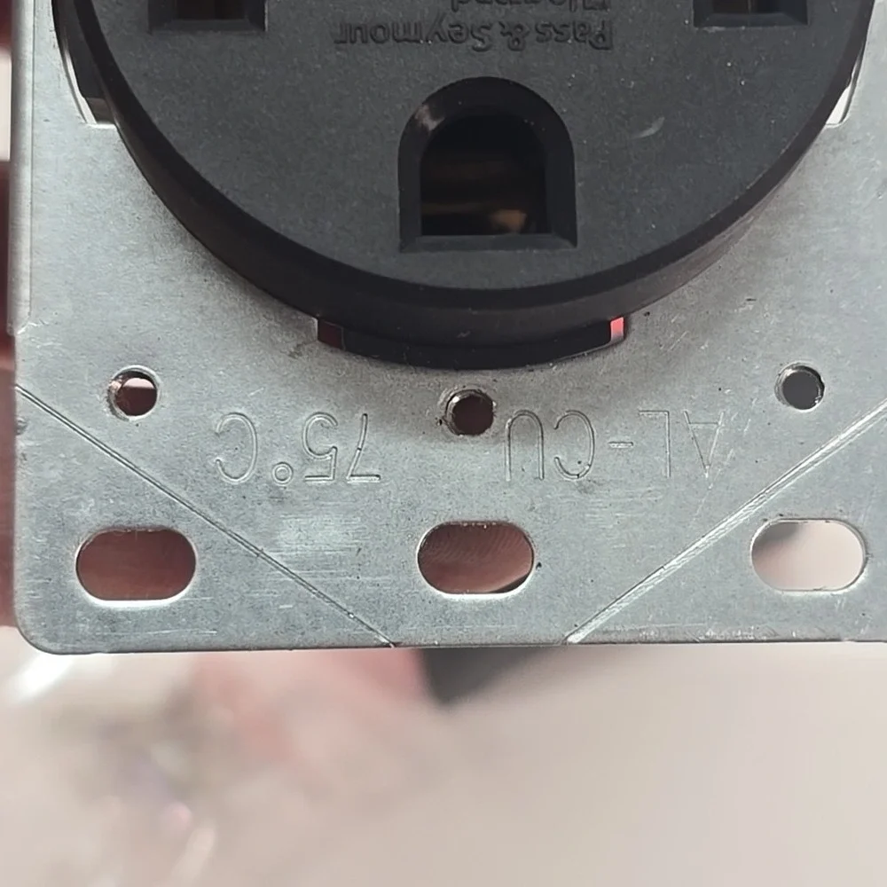 Legrand/Leviton 50-Amp Range Stove Outlet Flush Outlet 125v/250v